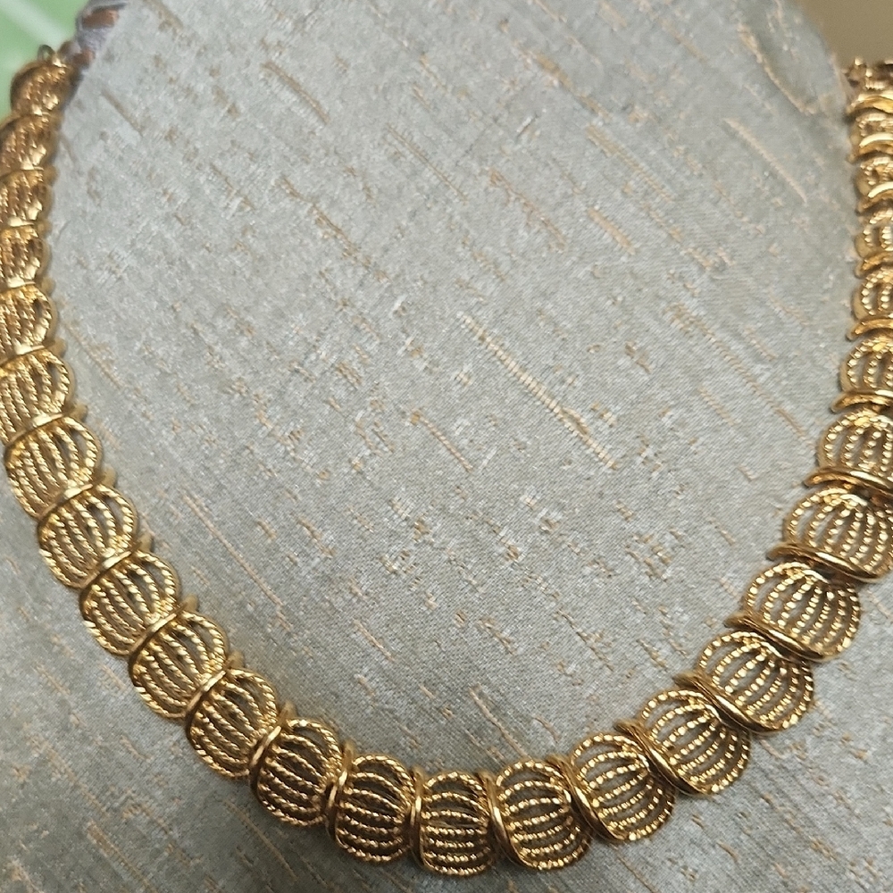 Elegant Gold Necklace (B1)